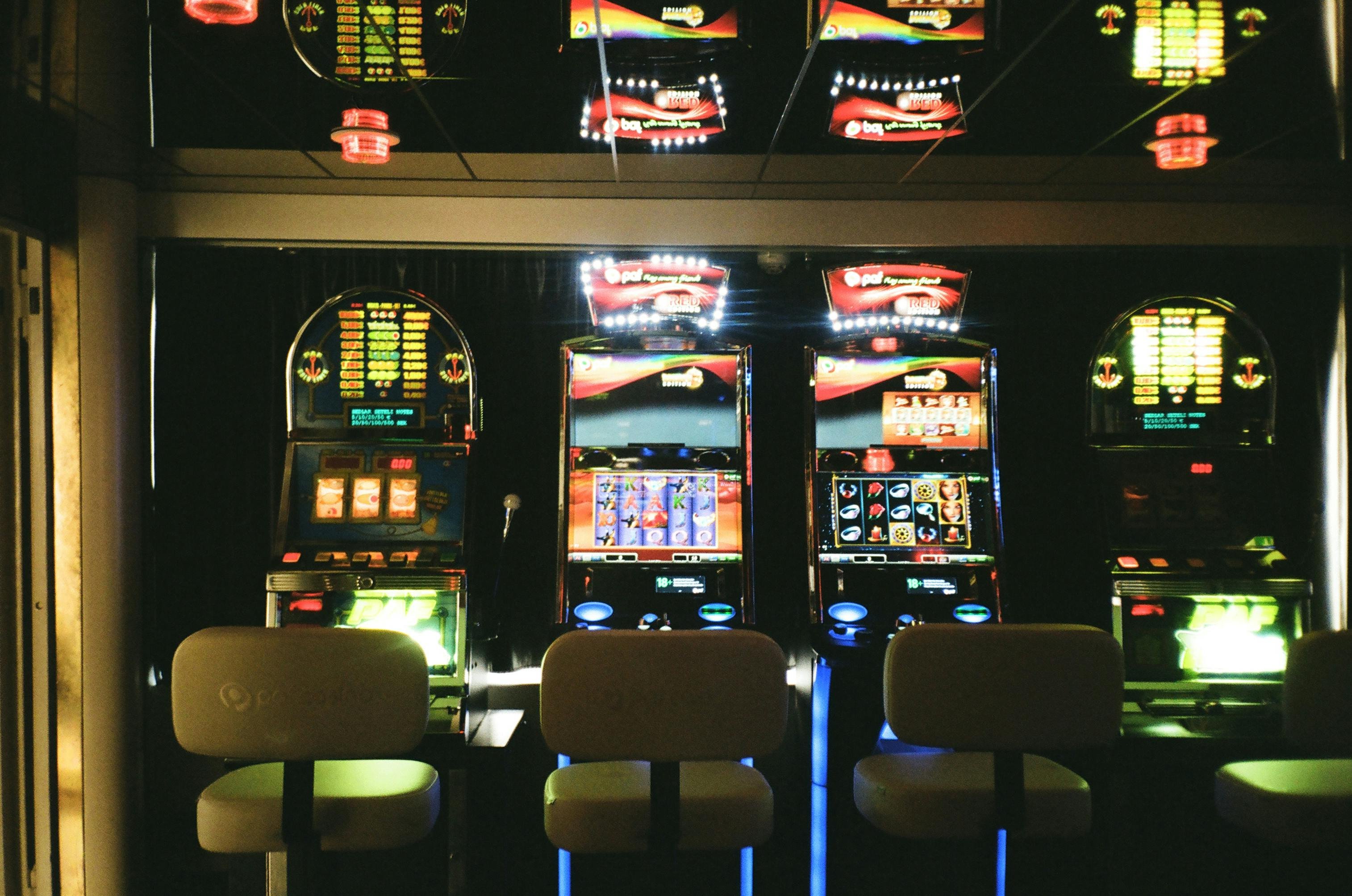 Mainkan berbagai jenis slot online dengan kualitas dan tema terbaik hanya di qqslot77
